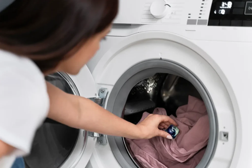 Mosógép javítás Budapesten — Kárpáti Szerviz szerelő munka közben